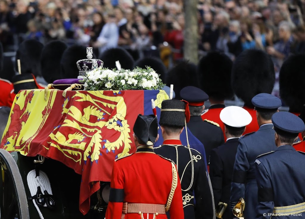Processie met kist Elizabeth aangekomen bij Westminster Abbey 