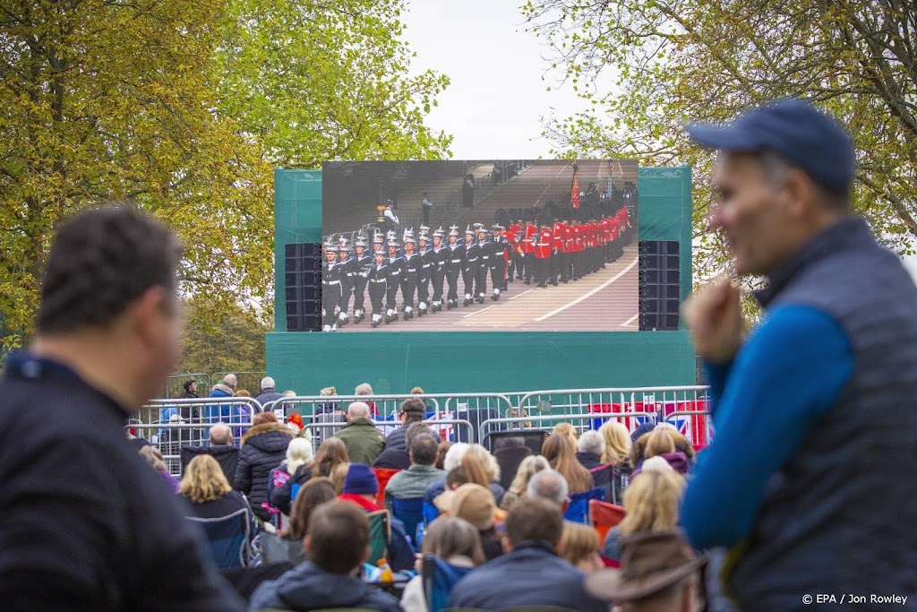 Mensenmenigte bij Windsor Castle zwelt al vroeg aan