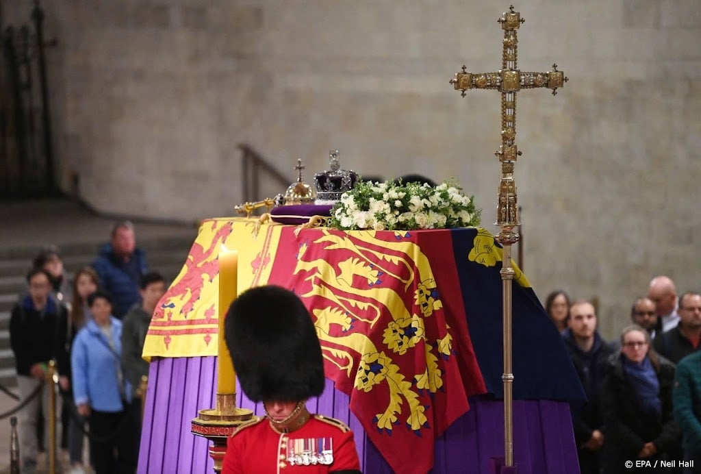 Persoonlijk briefje en bloemen van Charles op kist Elizabeth