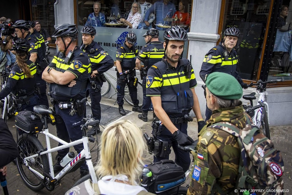 Politie haalt mogelijke demonstranten weg van route koets