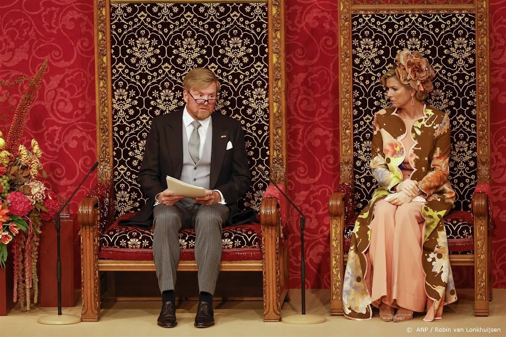 Koning leest troonrede voor het eerst voor met leesbril op