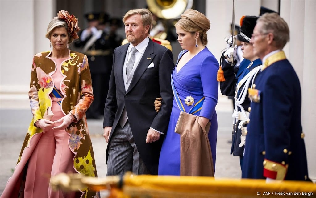 Koningspaar en prinsessen voor balkonscène terug naar Noordeinde