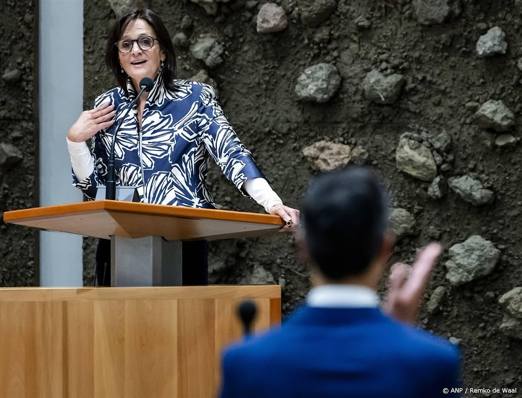 Van Vroonhoven valt oppositie bij en eist informatie van kabinet