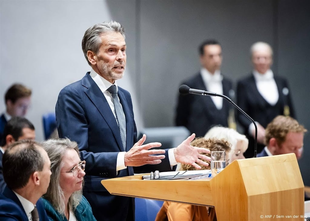 Schoof deelt documenten over asiel-noodwet over enkele uren