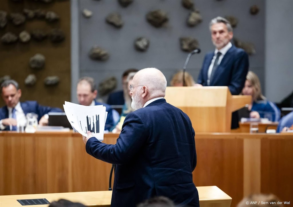 Nieuwe ongelakte asielstukken gaan niet over 'noodknop'