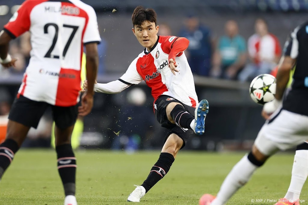 Feyenoord-debutant Hwang zegt sorry tegen fans na ruime nederlaag