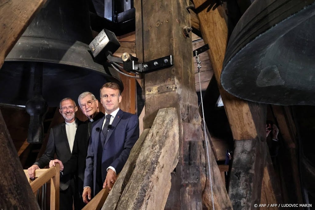 Franse president Macron heropent herstelde torens Notre-Dame