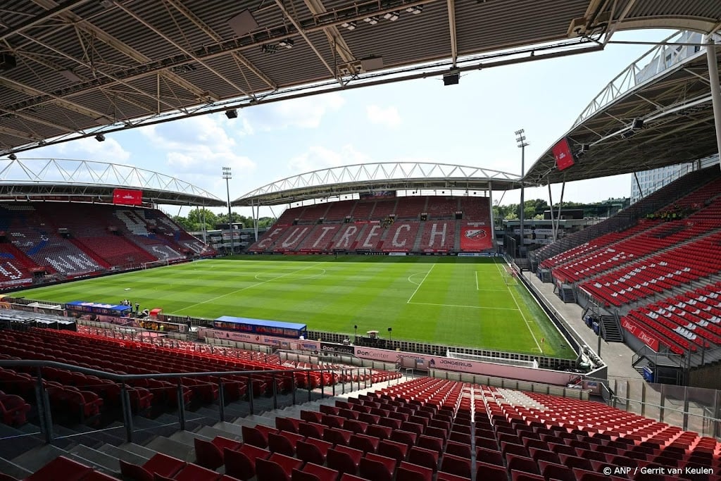 Woontorens tussen tribunes van stadion FC Utrecht