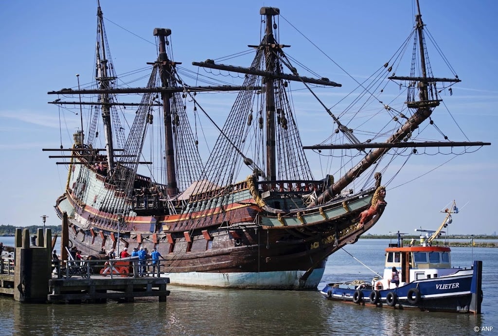 Batavia drijft van Lelystad naar Amsterdam voor onderhoud