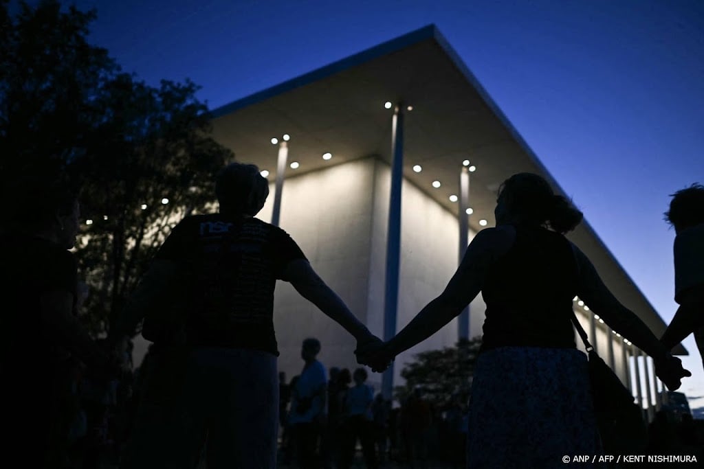 Betogers vormen menselijke keten rond Kennedy Center