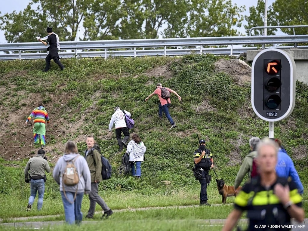 Klimaatactivisten XR blokkeren A12 bij Zevenaar richting grens
