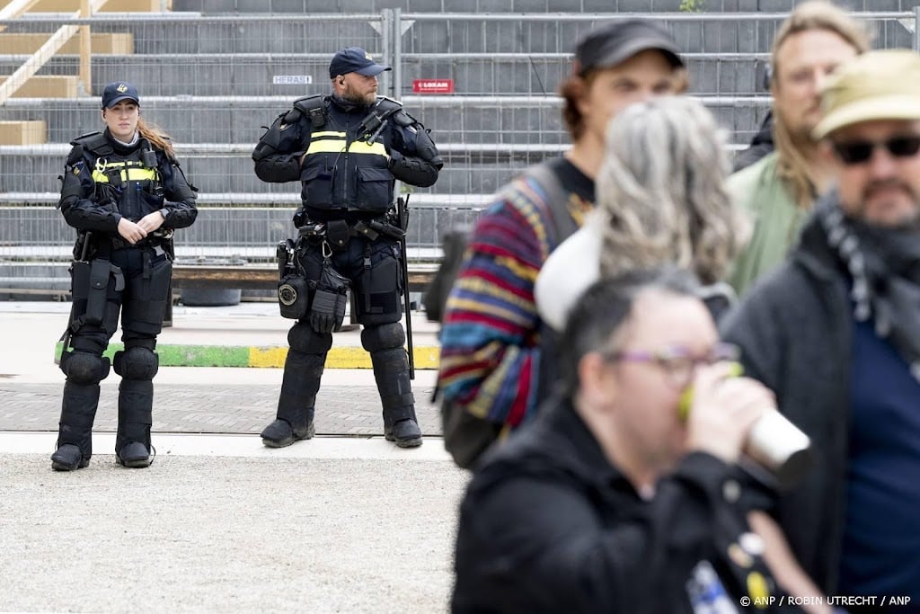 Dertig mensen bij tegendemonstratie Spuiplein Den Haag