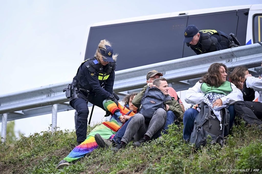 Politie houdt XR-activisten bij oprit A12 bij Zevenaar aan 
