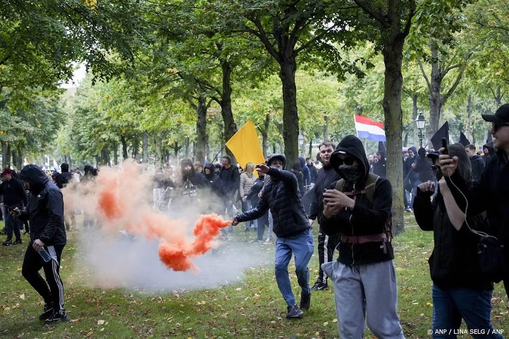 Demonstranten gebruiken geweld op Malieveld, ME grijpt in