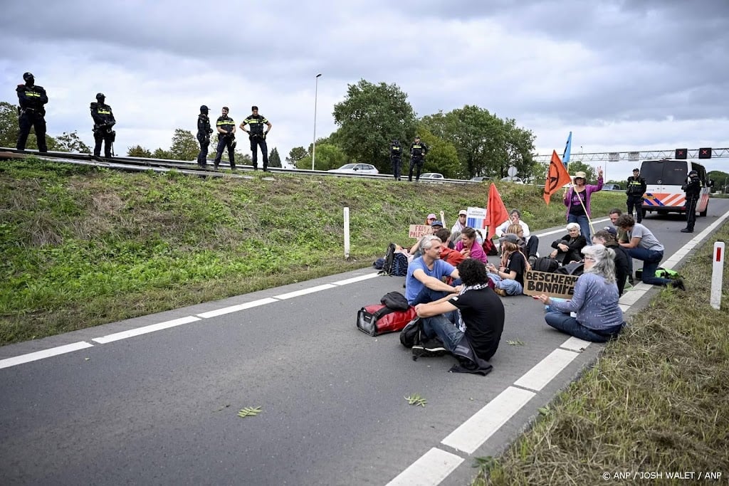 ME haalt XR-blokkeerders op A12 bij Zevenaar van weg