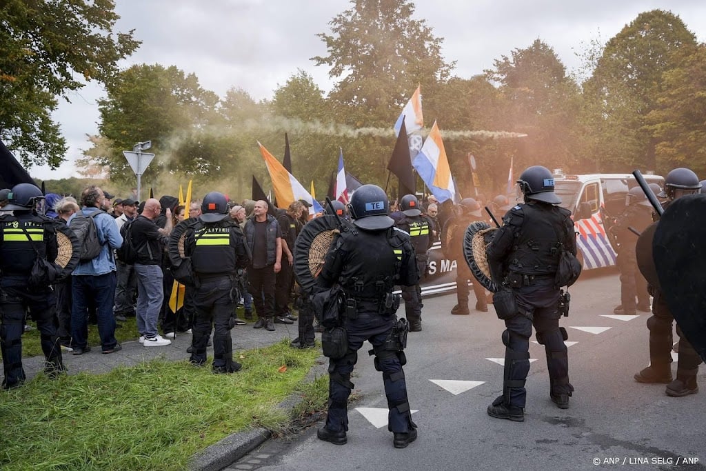 Politie ontbindt demonstratie Malieveld, ME wordt belaagd