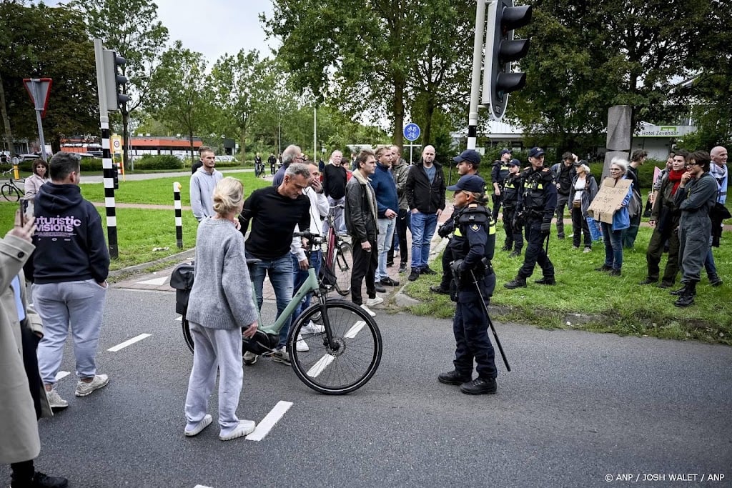 Politie haalt demonstranten XR ook nabij oprit A12 weg