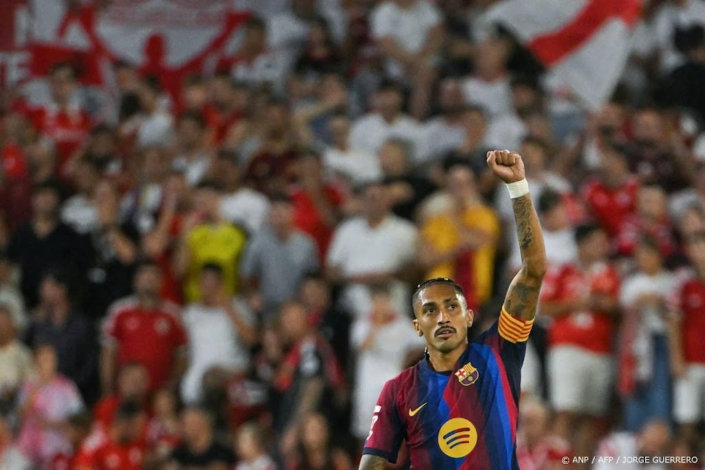 Raphinha helpt Barcelona met hattrick langs Sevilla