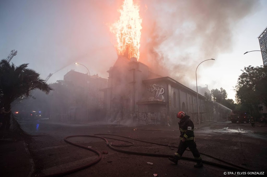 Kerken in brand gestoken tijdens gewelddadige rellen in Chili