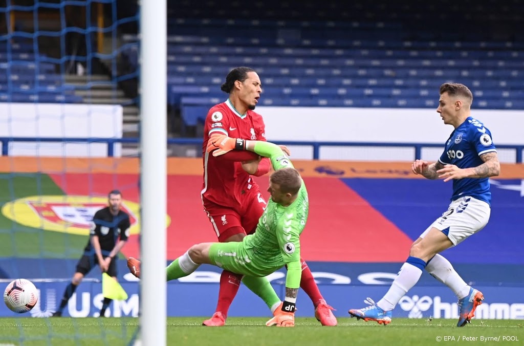 Doelman Pickford ontkomt aan schorsing voor charge op Van Dijk