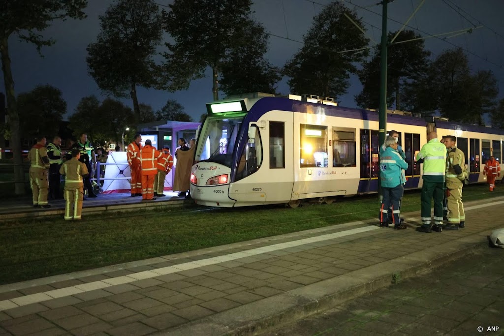 Man onder tram in Den Haag en overleden, mogelijk geduwd