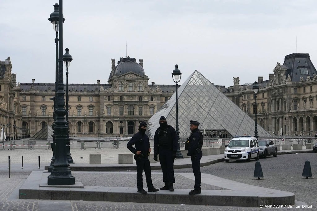 Dieven stelen topstukken uit Louvre, kroon kapot aangetroffen