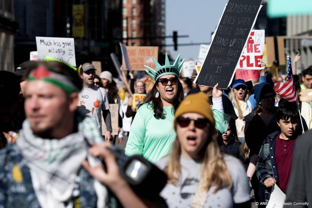 Virtuele 'Koning' Trump dropt smurrie op demonstranten 