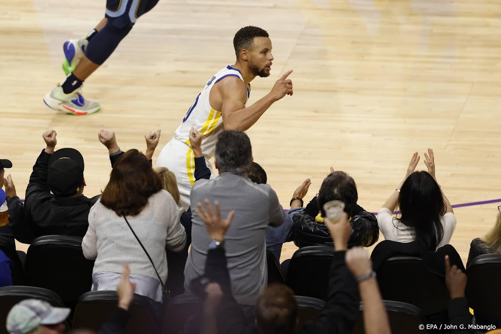 Curry loodst Warriors met 40 punten langs Cavaliers in NBA