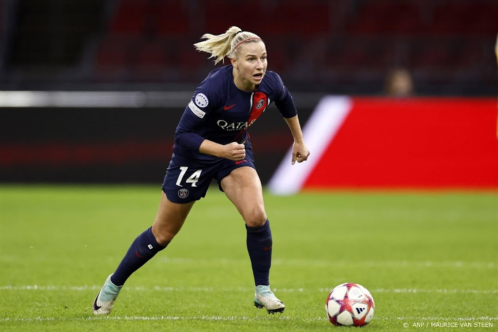 Groenen helpt PSG met late treffer aan zege, Martens maakt rentree