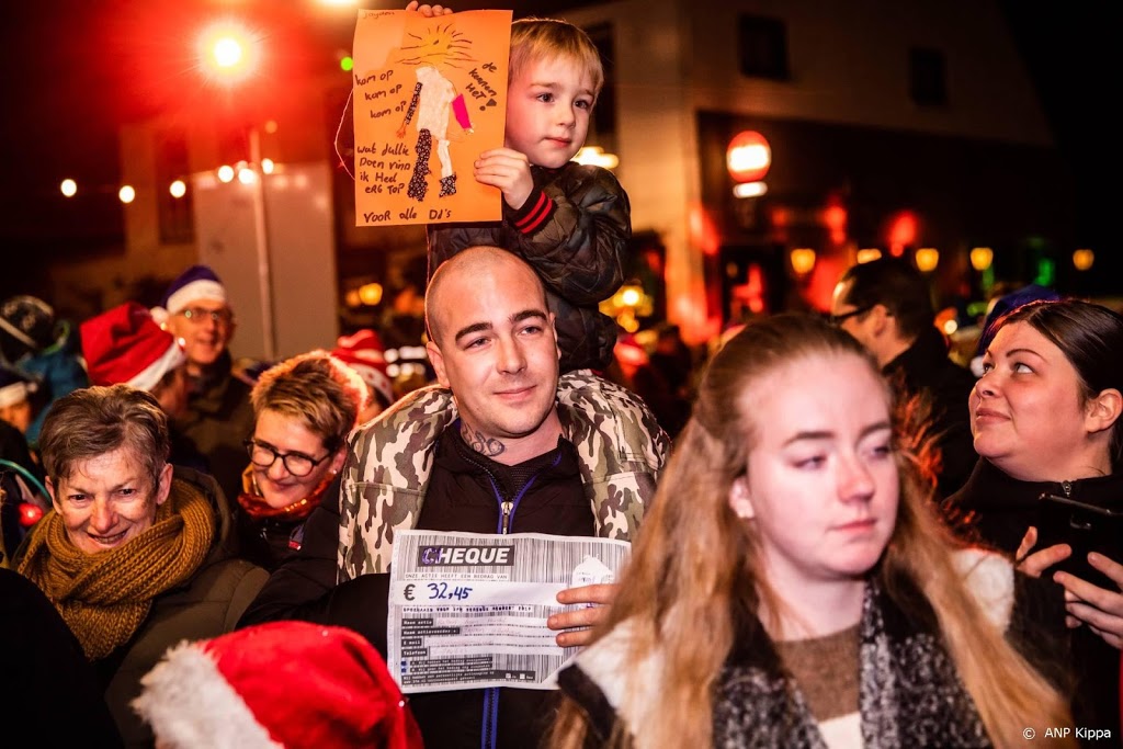 Boeren met versierde tractoren 3FM-delegatie achterna