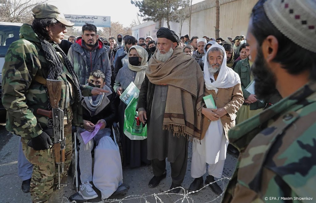 Honderden Afghanen in rij voor heropening paspoortkantoor Kabul