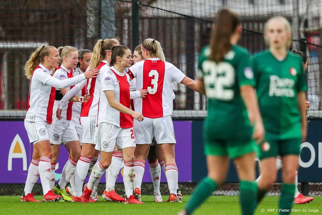 Leuchter schiet voetbalsters Ajax naar zege op Feyenoord