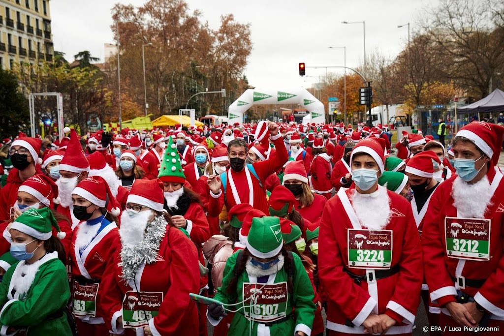 Duizenden kerstmannen rennen voor vulkaanslachtoffers door Madrid