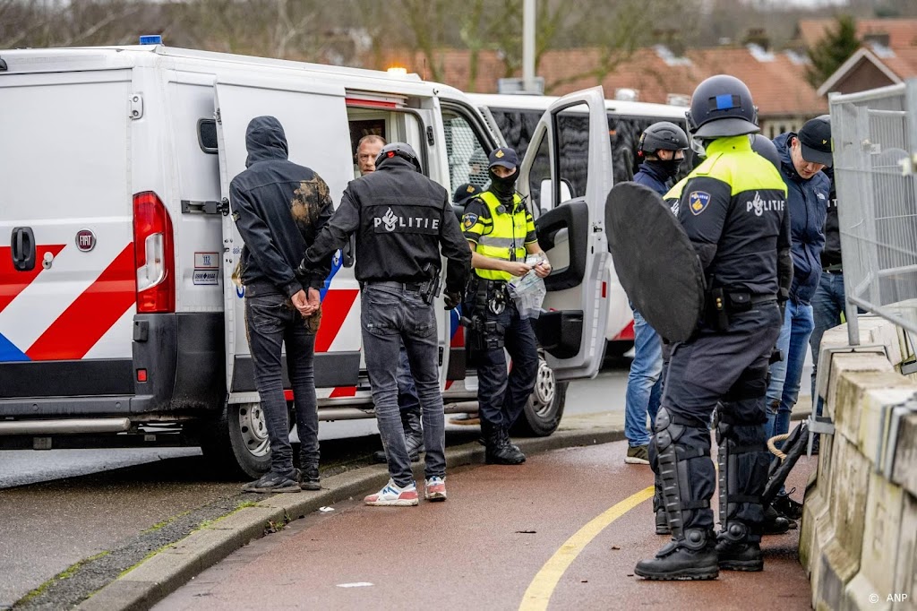 64 relschoppers aangehouden rond de Kuip in Rotterdam
