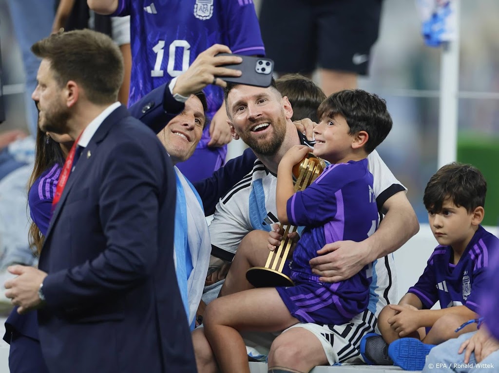 Messi zet wereldbeker op nachtkastje na rit in open bus door Doha