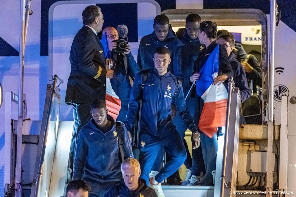 Warm onthaal Franse voetballers in hartje Parijs 