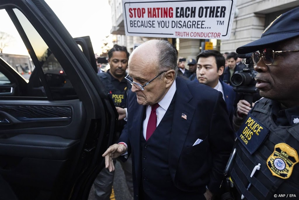 Rudy Giuliani opnieuw aangeklaagd door medewerksters stembureau