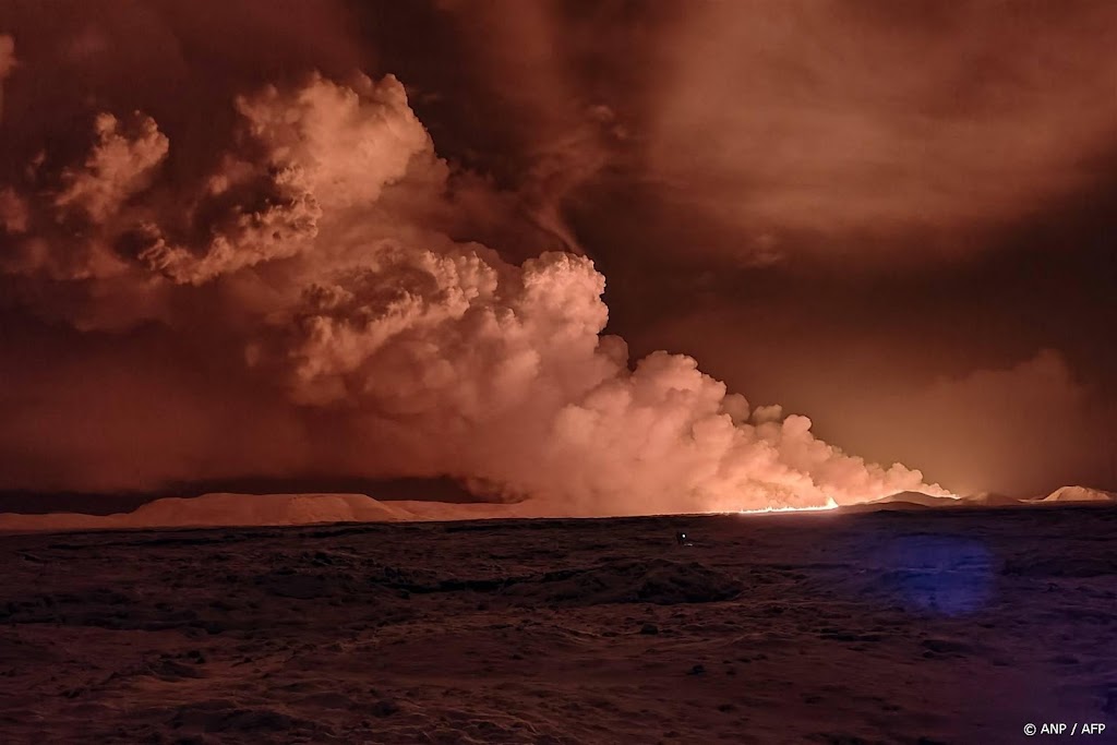 Lava van IJslandse vulkaan lijkt niet naar dorpje te stromen