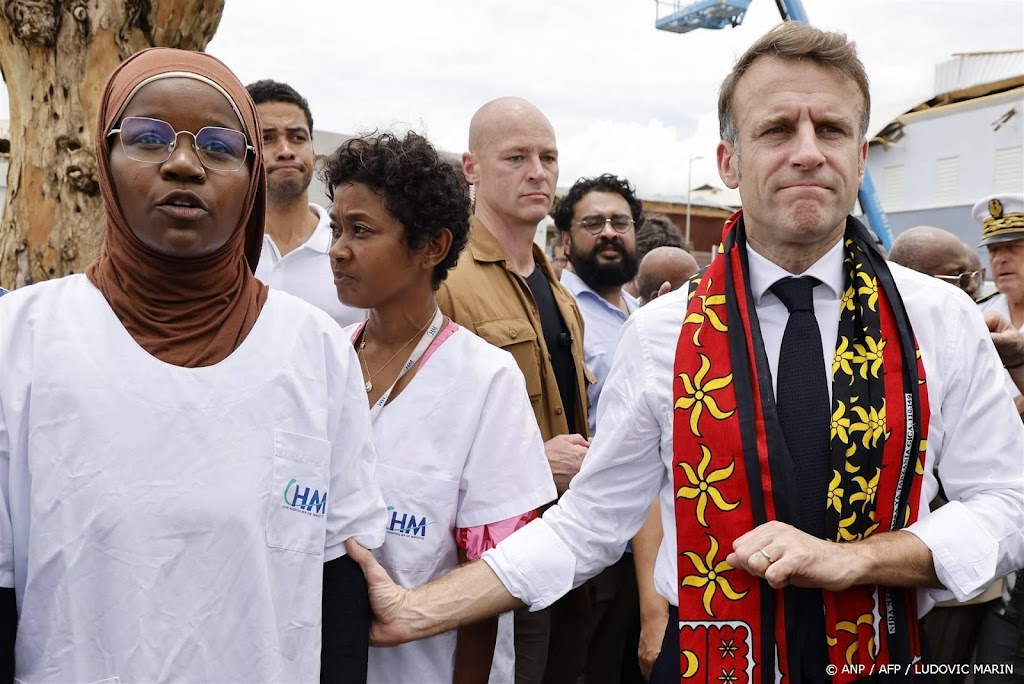 Macron blijft langer op door cycloon verwoest Mayotte
