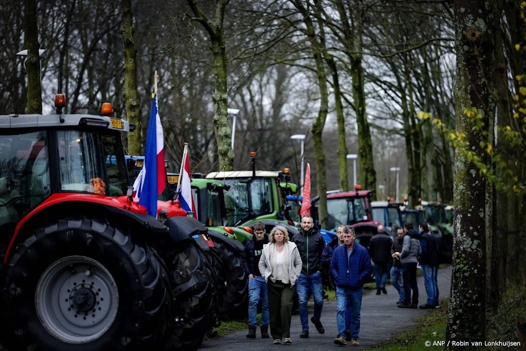 Zo'n honderd actievoerende boeren bijeen in provinciehuis Utrecht