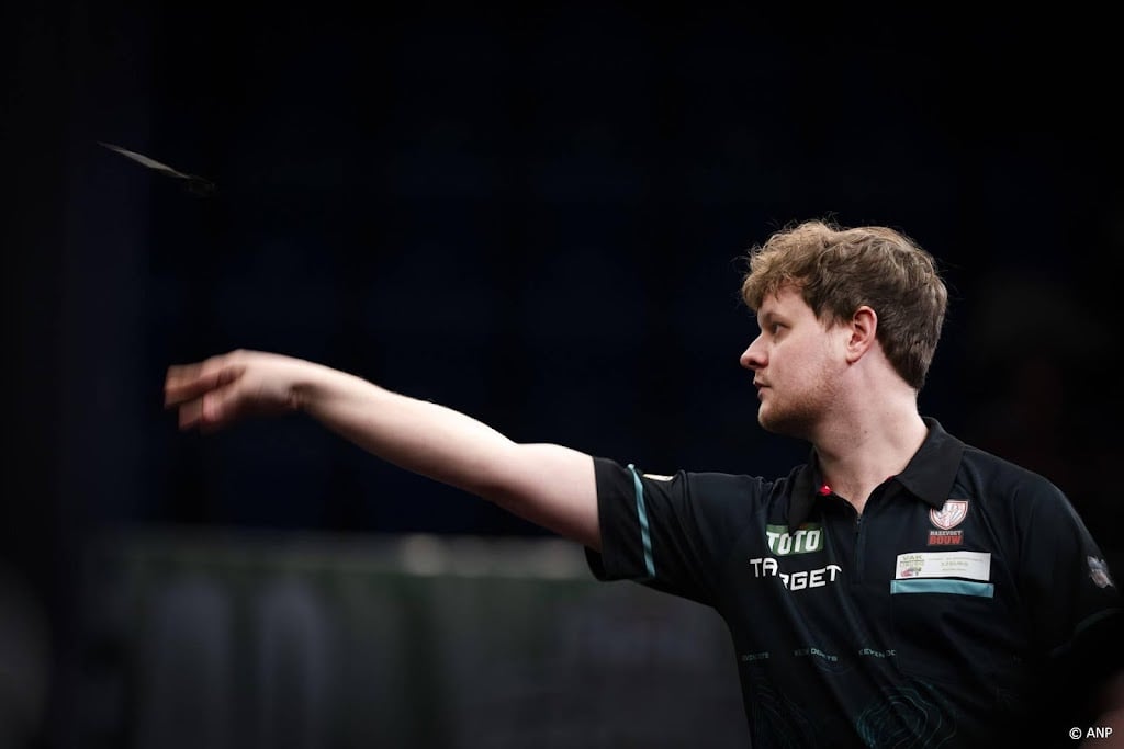 Doets vecht zich terug en bereikt tweede ronde op WK darts
