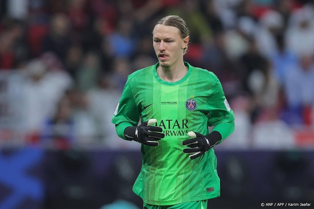 Keeper Safonov van PSG stopte penalty's met gebroken hand