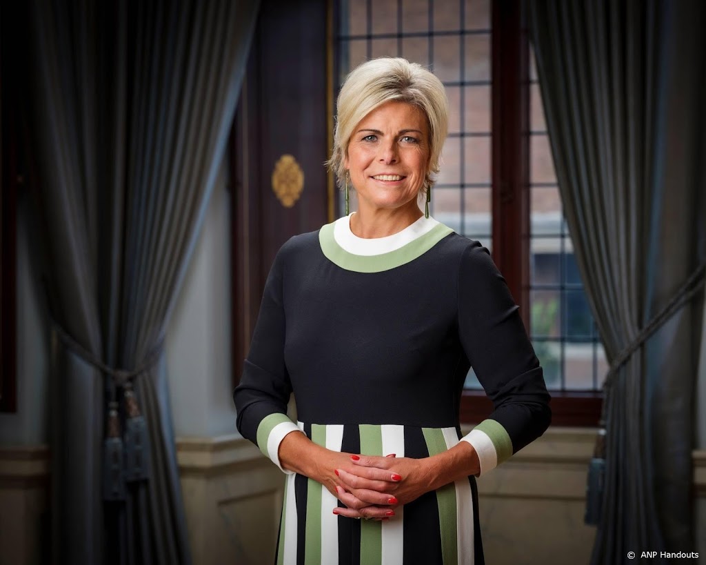 Prinses Laurentien begint coronaproof de Nationale Voorleesdagen 