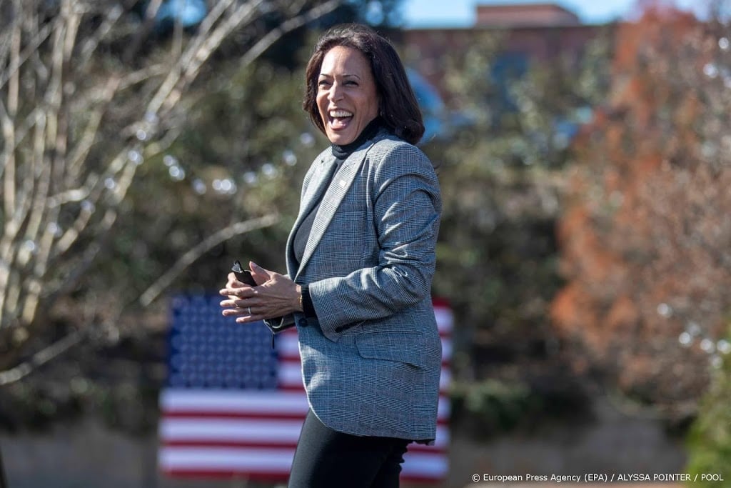 Vicepresident Harris en man zwaaien voorganger Pence en vrouw uit