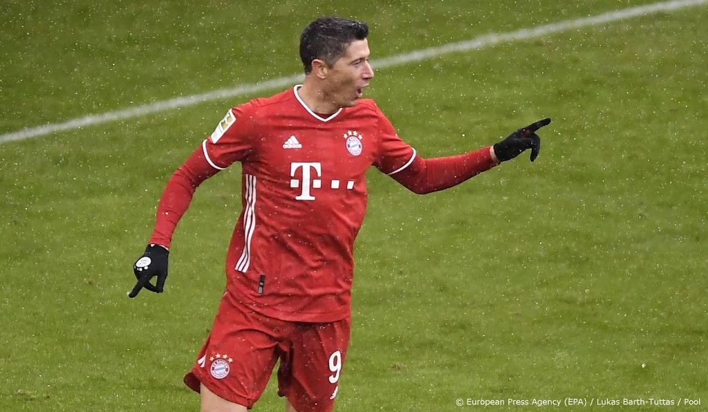 Lewandowski schiet Bayern vanaf elf meter langs Augsburg