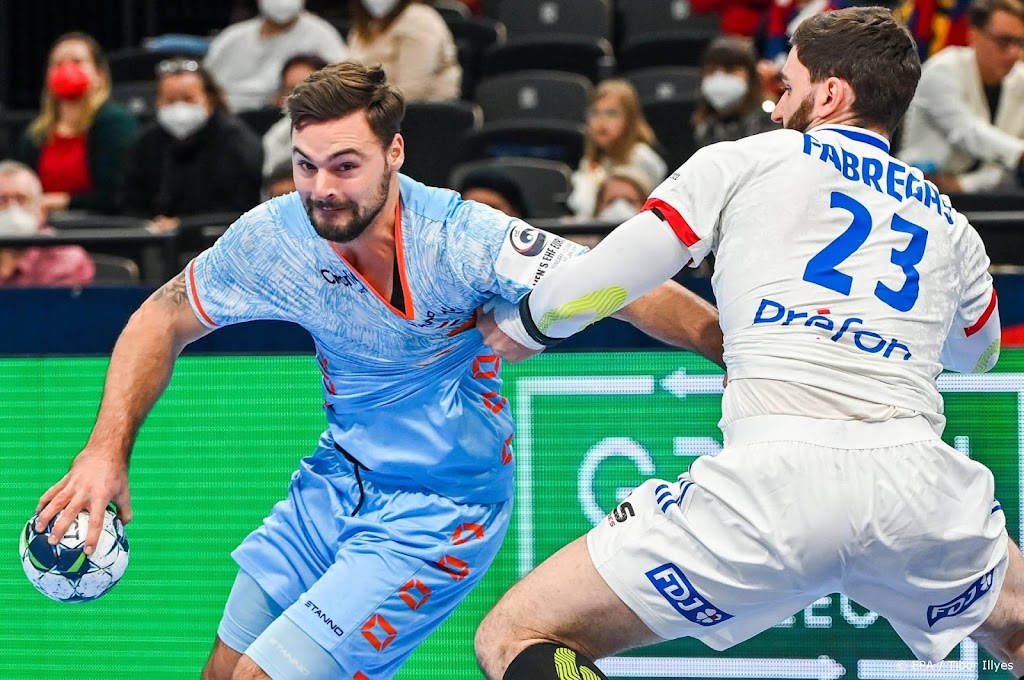 Handballers op EK kansloos tegen olympisch kampioen Frankrijk