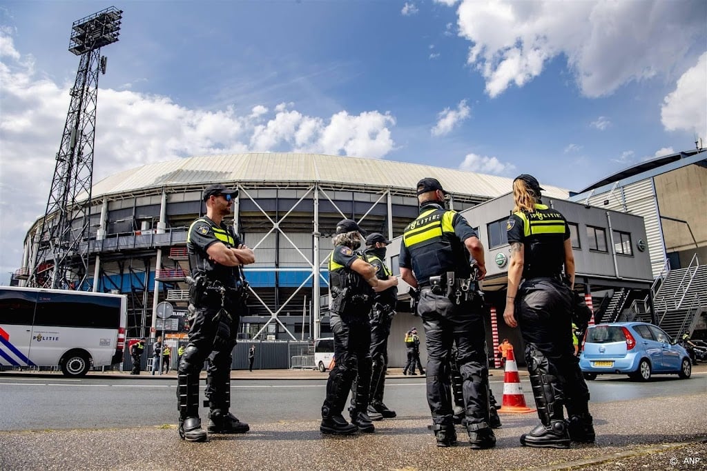 De Kuip is zwaarbewaakte vesting rond Feyenoord-Ajax