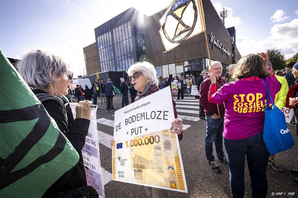Extinction Rebellion houdt sit-in op Maastricht Aachen Airport