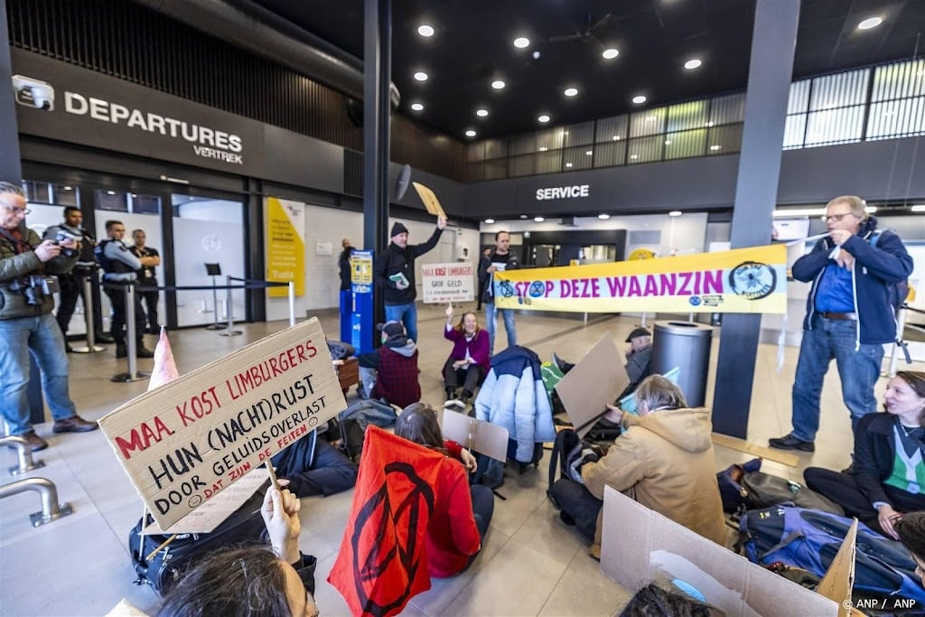 Drie leden XR aangehouden bij protest Maastricht Aachen Airport