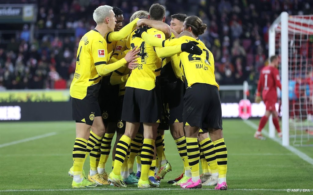 Malen helpt Borussia Dortmund met twee treffers langs FC Köln 